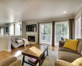 Lake Oswego Home w/ Deck 9 Mi to Downtown Portland - Lake Oswego - Sala de estar