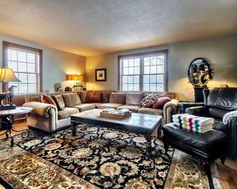 Walnut Grove Estate is a spacious and cozy farmhouse with 50acres of privacy. - Long Point - Living room