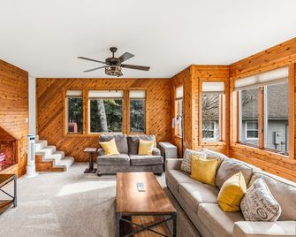 Conrad Vista | Fully Remodeled Waterfront Retreat - Priest River - Living room