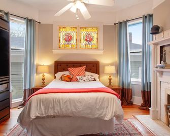 Big Yellow Brick House - Victorian District - Savannah - Sypialnia