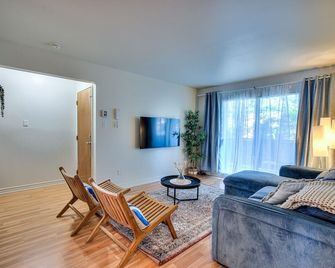 Beautiful 2BR in MTL with 2 included parking spots - Montreal - Living room