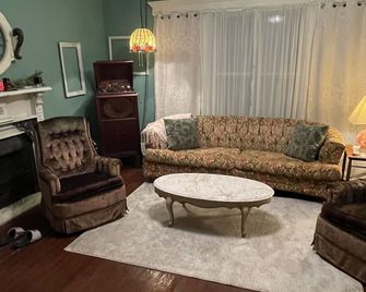 The Egret’s Nest Thayer/Mammoth Spring Unique Antique Home.. Amazing Details - Thayer - Living room