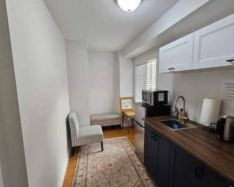Cheerful 1 Bedroom Apartment with kitchennete - Ajax - Kitchen