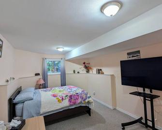 Quiet and big room in Coquitlam - Coquitlam - Bedroom