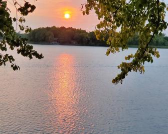 Pristine Sugar Lake Escape - Annandale - Outdoors view
