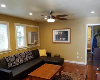 The Pinnacle - One bedroom waterfront - Lakewood - Living room