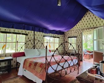 Grassroots Wayanad, Valley-view Tents - Tariyode - Schlafzimmer