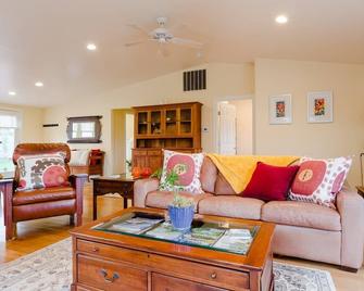 Sonoma Wine Country Bungalow - Sonoma - Living room