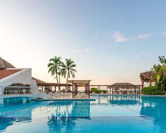 بارك رويال بيتش إكستابا - بسعر شامل جميع الخدمات - Ixtapa - حوض السباحة