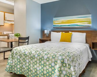 HomeTowne Studios & Suites by Red Roof Greensboro - Greensboro - Bedroom