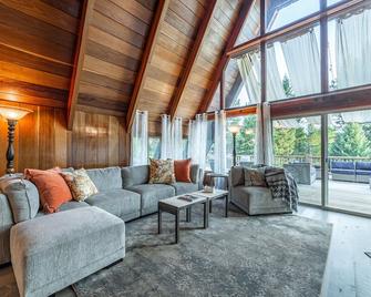 Relax at Hebron House-sleeps 12 - 7 miles to Glacier w/scenic views & comfort! - Coram - Sala de estar