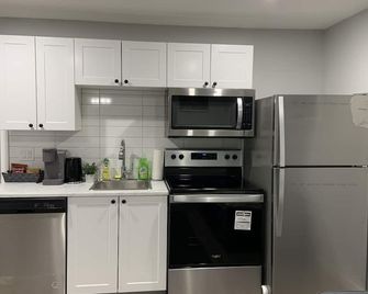 Guest Home in Regina -- Feels like Home - Regina - Cuisine