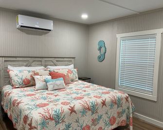 Cute cabin in nice quiet secluded area close to the water, The Coves Golf course - Afton - Bedroom