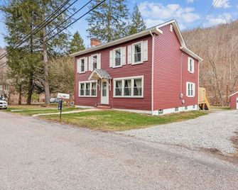 Creek side 3 bedroom house on the Loyalhanna in Ligonier. Close to Idlewild. - Ligonier - Edificio