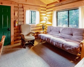 Classic log cabin with firepit - near Bigfork, Flathead Lake & Glacier - Bigfork - Living room