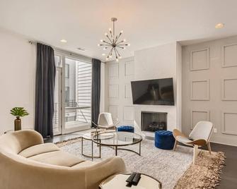 Gulch modern 3 story condo, 2 car garage, rooftop fire pit, security, and view! - Nashville - Wohnzimmer
