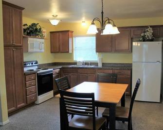 Gator Lodge: Inviting 2-bedroom, 1-bath home, sleeps 4. Perfect for couples or small families. - Oviedo - Kitchen
