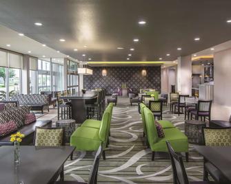 La Quinta Inn & Suites by Wyndham College Station South - College Station - Restaurant