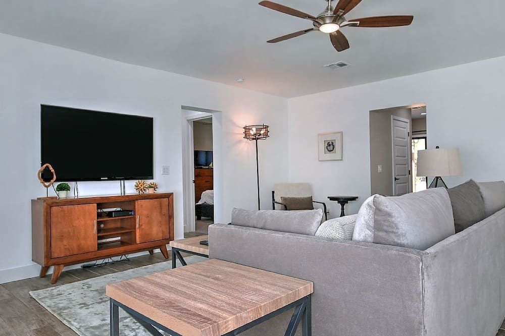 Stylish Retreat: Heated Pool w/ Jets, Putting Green & Outdoor Kitchen - פיניקס - סלון