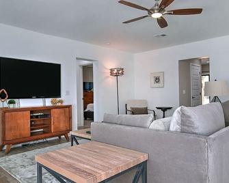 Stylish Retreat with Heated Pool with Jets, Outdoor Kitchen, BBQ & Putting Green - Phoenix - Sala de estar