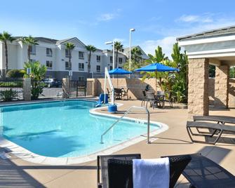 Holiday Inn Express & Suites San Diego Otay Mesa - San Diego - Piscina