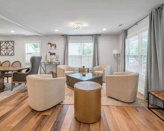 Hot Tub | Close to Downtown | Game Room | Fire Pit | - Lexington - Bedroom