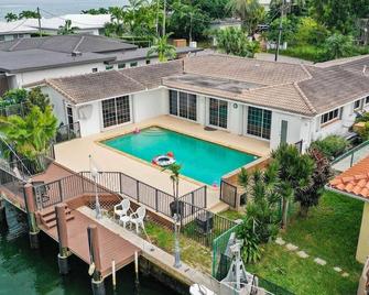 Miami Waterfront boater's paradise pool home - Miami Shores - Building