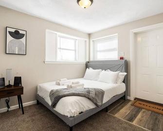 the susan - a cozy, comfy 1bd suite - Peoria - Bedroom