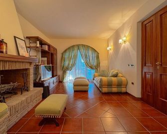 Ampia Casa con Giardino by Host Hero - Spello - Salon