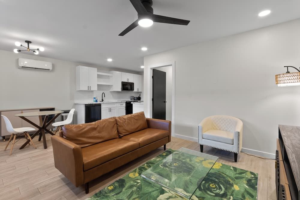 Luxury 1BR Suite in the Heart of Montrose - Minutes from Med Ctr and Downtown - יוסטון - סלון