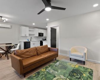 Luxury 1BR Suite in the Heart of Montrose - Minutes from Med Ctr and Downtown - Houston - Sala de estar