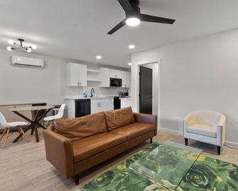 Luxury 1BR Suite in the Heart of Montrose - Minutes from Med Ctr and Downtown - Houston - Wohnzimmer