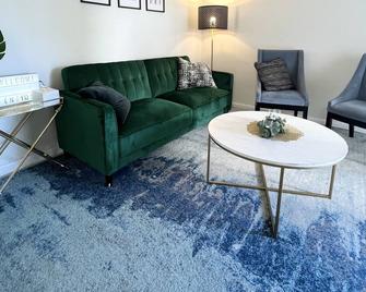 Location! Apartment In Coconut Grove With Parking - Mai-a-mi - Phòng khách