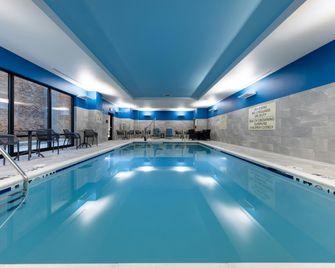 Hampton Inn by Hilton Columbus Downtown - Columbus - Piscina
