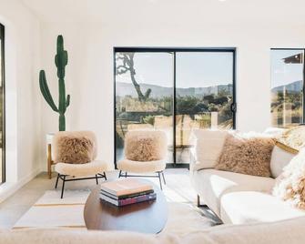 This house is a 2 bedroom(s), 3 bathrooms, located in Pioneertown, CA. - Pioneertown - Sala de estar