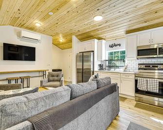 1 Mi to Boat Launch Fire Pit at Lillian Cottage! - Lillian - Living room