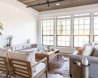 Modern Downtown Mccall Loft - McCall - Living room