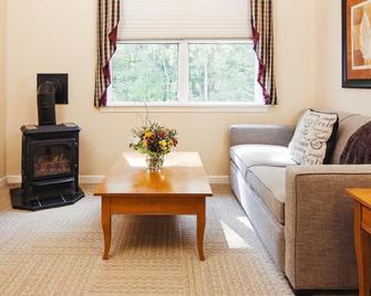 The Essex Resort & Spa - Essex - Living room