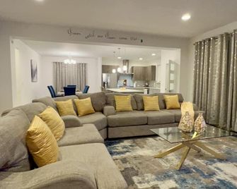 Stylish Villa: Newly built graceful house - Maple Valley - Living room