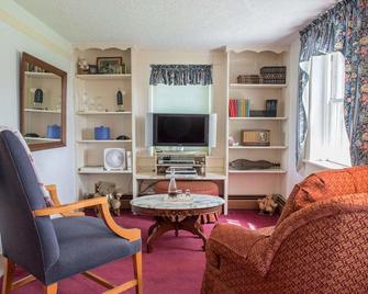 By the Side of the Road Inn & Cottages - Harrisonburg - Living room