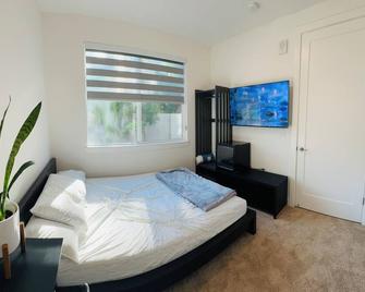 Master Bedroom In New Townhome In Central Fremont With Ac.5 Mins To Kaiser Tesla - Fremont - Bedroom