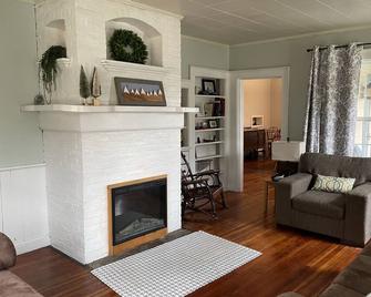 Spacious & centrally located. - Lake Placid - Living room