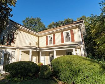 A Charming Mid 1800's Stockbridge Farmhouse. - Stockbridge - Building