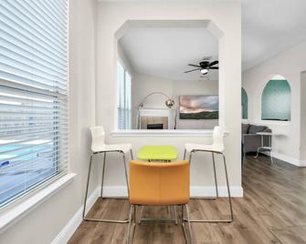 Amazing 4-Br Oasis With Pool & Backyard Bliss - Cypress - Restaurant