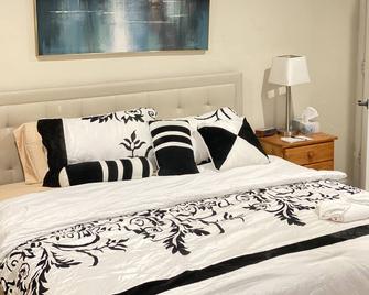 Entire Pittsburgh-Carnegie 4bdr, 2bath Home King Bed, Freeparking,patio & Porch! - Carnegie - Bedroom