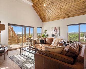 Private Hot Tub-Free Attraction Tickets-Lake Lookout-Community Indoor & Outdoor Pools - Branson - Living room