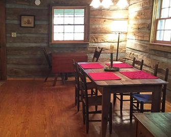Beautifully-restored 200-year-old Log Cabin off the Blue Ridge Parkway - Little Switzerland - Restaurant