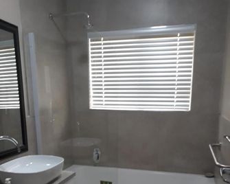 The Coral Door - Meyerton - Baño