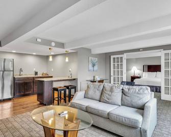 Eastlake Suites Hotel & Conference Center By OYO Urbana - Urbana - Obývací pokoj