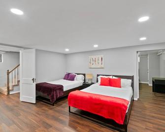 Stately 5br Historic Retreat - Cozysuites - Alexandria - Bedroom